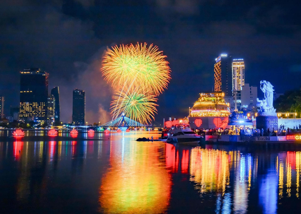 Khoảnh khắc pháo hoa bừng sáng phía xa, nổi bật trên nền trời, tạo nên điểm nhấn kiến trúc và cảnh quan đặc trưng của thành phố biển. Ảnh: Quang Diệu.