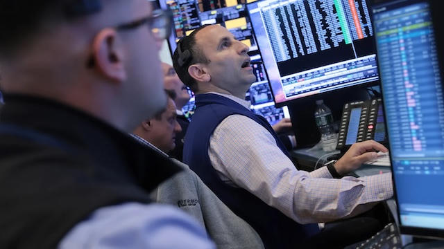 S&P 500 lần đầu vượt 7,600 điểm, Dow Jones tăng hơn 200 điểm