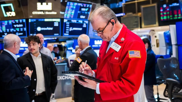 Phố Wall lao dốc: Dow Jones giảm hơn 600 điểm