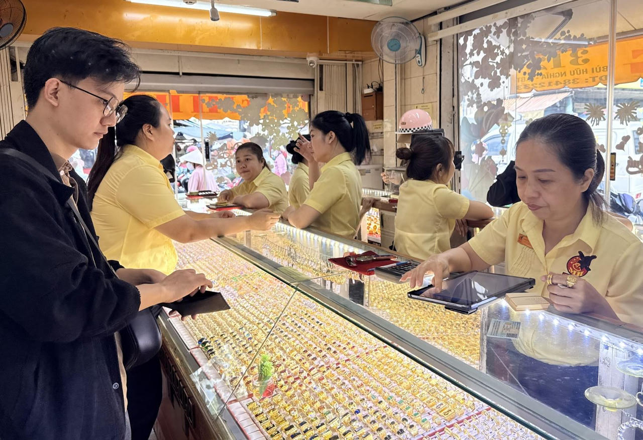Hôm nay, giá vàng lao dốc không phanh, nhu cầu mua tăng cao ở các tiệm vàng