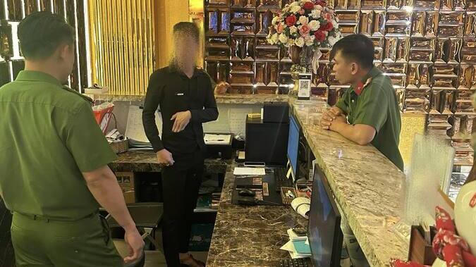 Công an phường Kon Tum khám xét quán karaoke nghi trốn thuế.