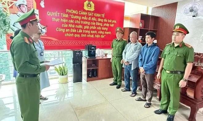 Cơ quan công an khởi tố, bắt giam Nguyễn Vũ Anh Tuấn (áo xám) và Trương Nam Nguyên.