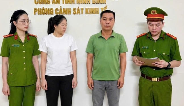 Cơ quan Cảnh sát điều tra Công an tỉnh Ninh Bình công bố quyết định khởi tố bị can đối với Nguyễn Văn Viện và Ngô Thị Hà. Ảnh: Diệu Anh.