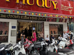 Giá vàng sập kinh hoàng mất hơn 50 triệu/lượng từ đỉnh, tiệm vàng vẫn vắng vẻ một cách kì lạ