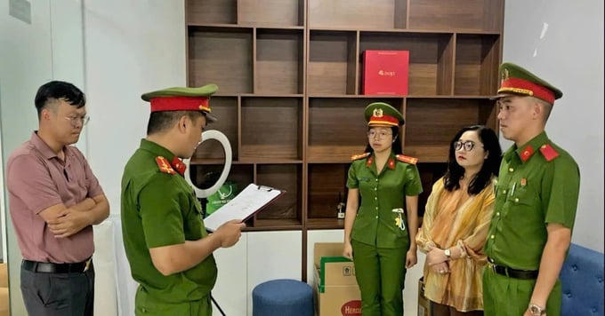 Cơ quan CSĐT Công an Tp. Đà Nẵng tống đạt các quyết định đối với Lê Thị Oanh (ảnh CA)