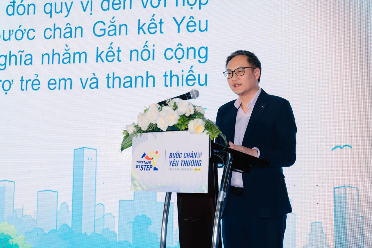 Ông Alwin Low, Tổng Giám đốc CLD Việt Nam khu vực miền Bắc, phát biểu khai mạc, chính thức khởi động chiến dịch “Bước chân gắn kết yêu thương” mùa 4