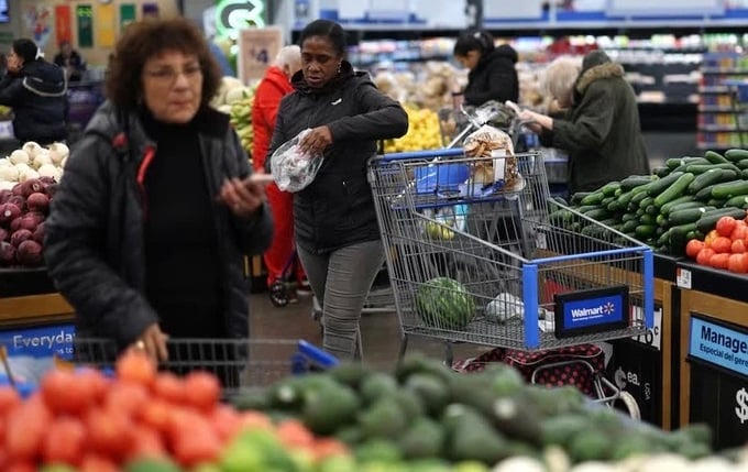 Khách hàng mua hàng tại Walmart Supercenter ở North Bergen, New Jersey, Mỹ. Ảnh: Reuters.