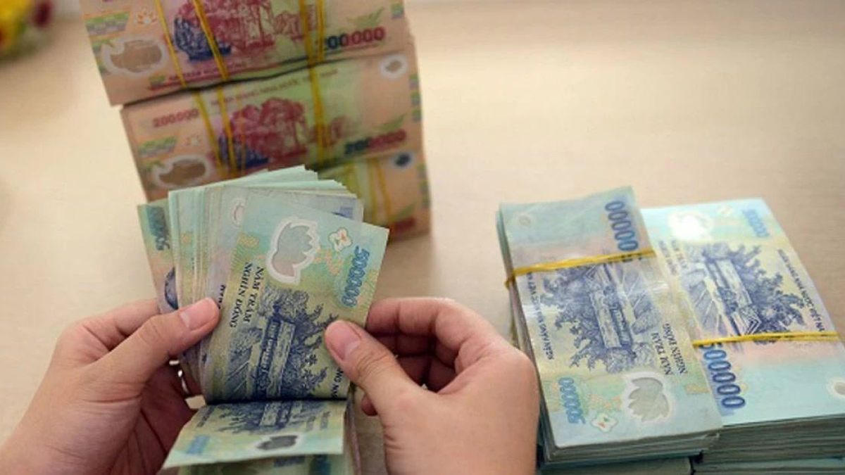 Lãi suất huy động tăng cao, vì sao ngân hàng vẫn khát vốn?
