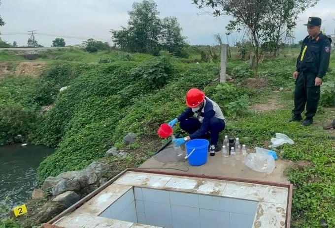 Lực lượng chức năng tiến hành kiểm tra nước thải tại Khu công nghiệp Quang Minh (xã Quang Minh, TP Hà Nội).