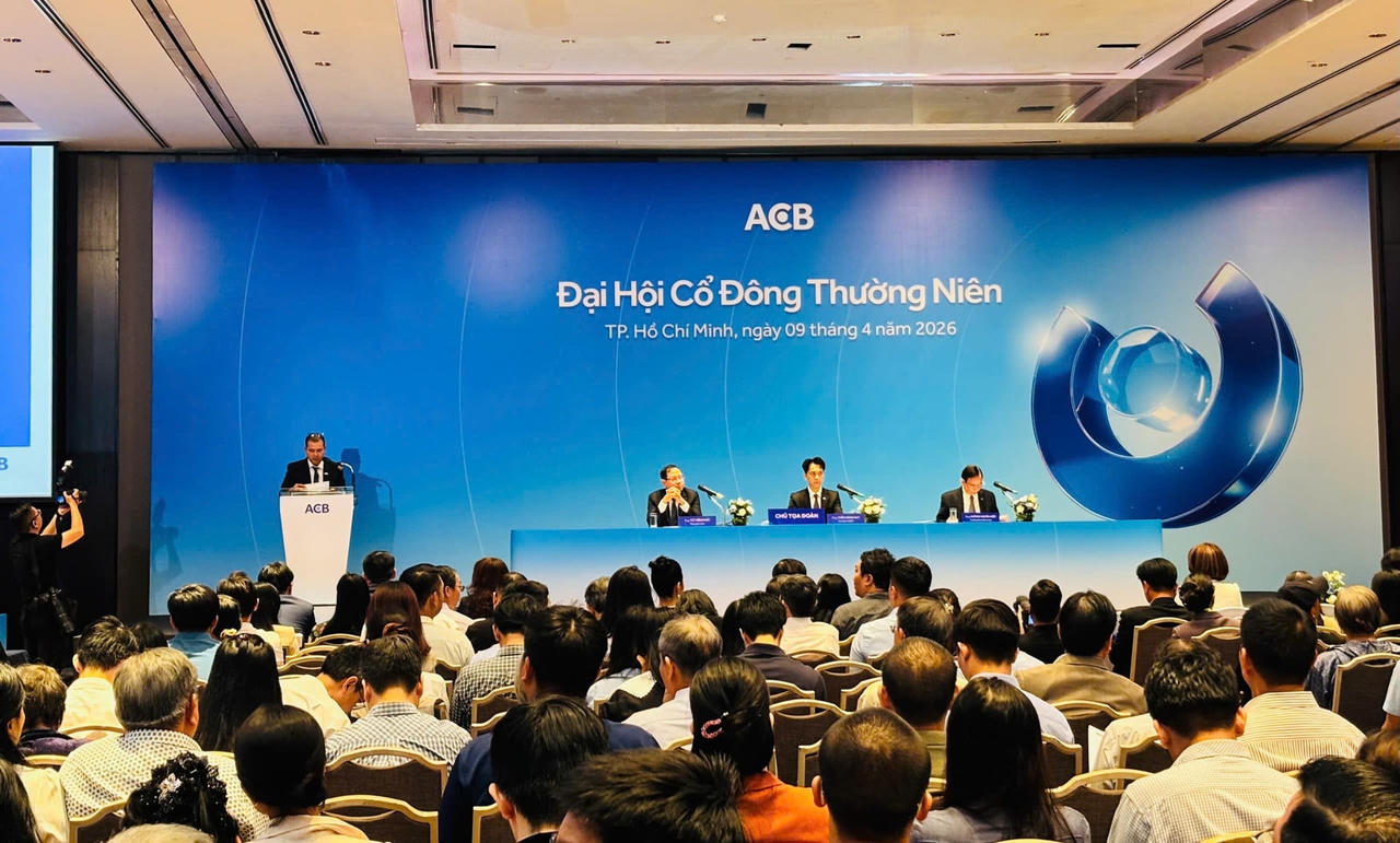 Nhiều biến động tại ngân hàng ACB: Một nhóm doanh nghiệp liên tục “thâu tóm” cổ phiếu để tăng sở hữu lên gần 9,6%, tiền gửi khách hàng lại bất ngờ “bốc hơi” hơn 16.000 tỷ đồng?