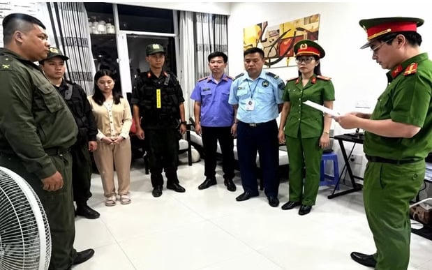 Cơ quan cảnh sát điều tra Công an thành phố Đồng Nai thi hành lệnh khám xét khẩn cấp đối tượng Trần Thị Thu Hà.
