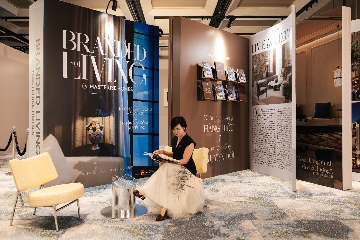 Khách hàng trải nghiệm không gian trưng bày Branded Living Magazine.
