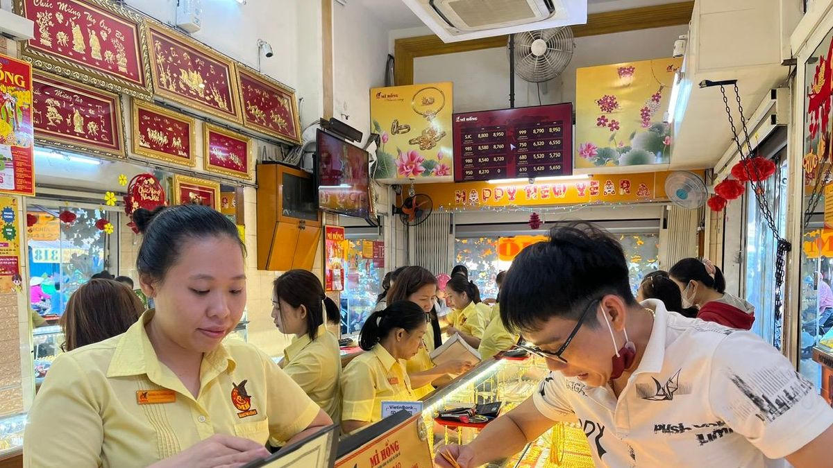 Giá vàng tuần qua lao dốc mạnh, người mua lỗ ngay 6,3 triệu đồng/lượng