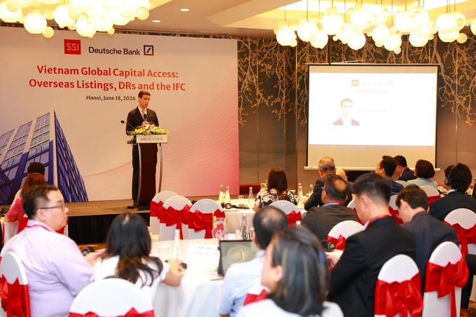 Ông Daniel Clark (Deutsche Bank) phát biểu.