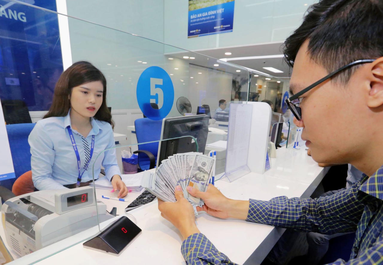 Tỷ giá hôm nay 24/6: USD nhích lên, NDT giảm mạnh