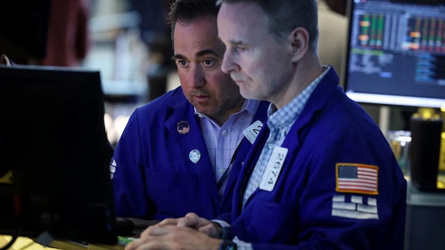 Phố Wall trái chiều: Nasdaq giảm 3 phiên, Dow Jones tăng gần 200 điểm