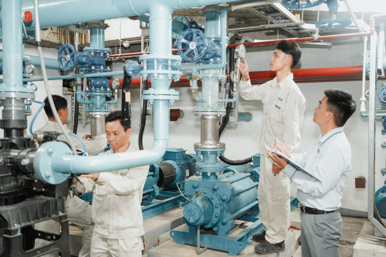 Đội ngũ kỹ thuật TNPM thực hiện công tác kiểm tra, vận hành và bảo trì hệ thống bơm tại tòa nhà