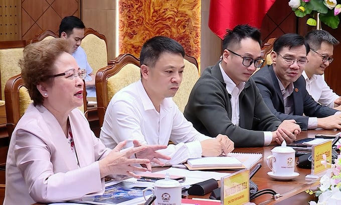 Bà Nguyễn Thị Nga, Chủ tịch Tập đoàn BRG cùng các thành viên Tập đoàn tại buổi làm việc. (Ảnh: UBND tỉnh Hưng Yên).