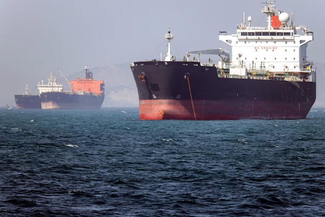 Giá dầu tăng 2% sau vụ tấn công tàu hàng gần eo biển Hormuz