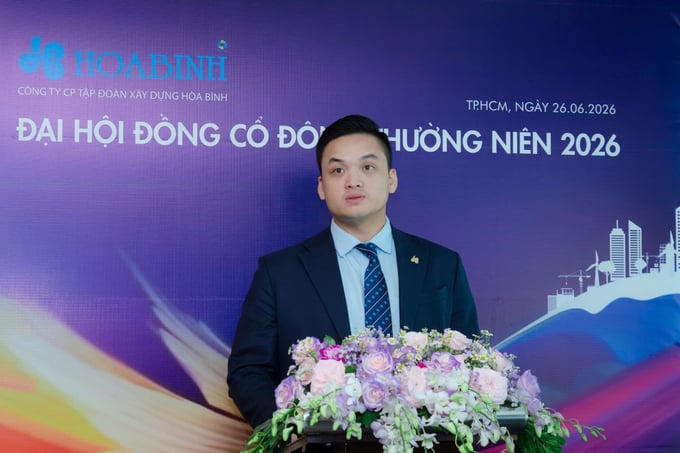 Ông Lê Viết Hiếu, Phó Chủ tịch HĐQT kiêm Phó Tổng Giám đốc Thường trực Tập đoàn Xây dựng Hòa Bình, trình bày về Báo cáo của HĐQT và Ban Tổng Giám đốc.