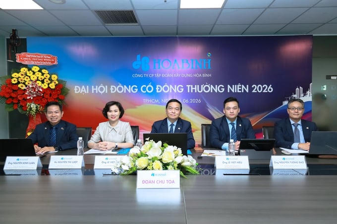 Đoàn Chủ tọa Đại hội đồng cổ đông phiên họp thường niên 2026 của Hòa Bình.