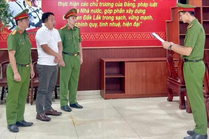 Cơ quan điều tra đọc các quyết định khởi tố bị can, bắt tạm giam Nguyễn Viết Lãm.