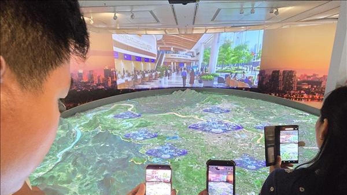 Triển lãm quy hoạch Hà Nội 100 năm hút người xem với 3D Mapping