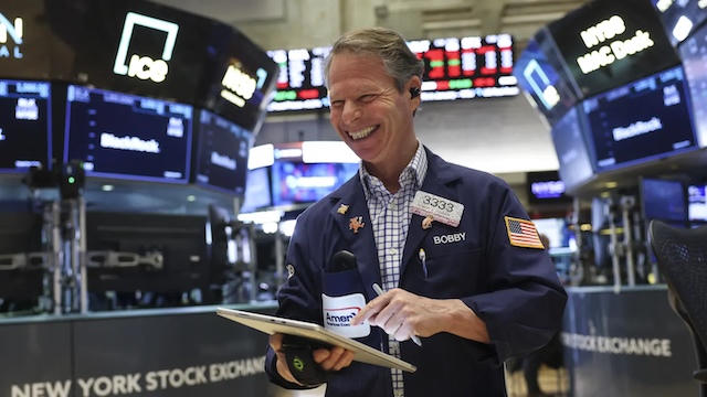 Phố Wall thăng hoa: Dow Jones lập đỉnh, Russell 2000 tăng mạnh