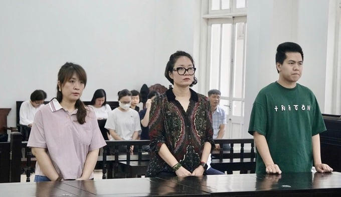 Nguyễn Thị Thu Hường (ngoài cùng bên trái) bị cáo buộc che giấu doanh thu 835 tỷ để trốn thuế.