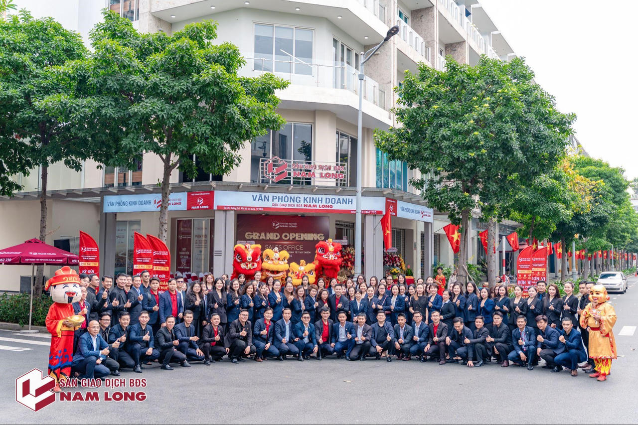 Ban lãnh đạo và đội ngũ Sàn Giao dịch Bất động sản Nam Long tại lễ khai trương.