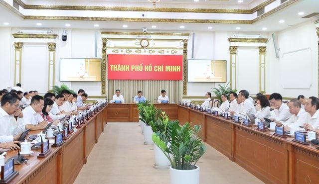 Đại biểu tham dự hội nghị trực tuyến Chính phủ với các địa phương tại điểm cầu TPHCM. Ảnh: Phượng Châu