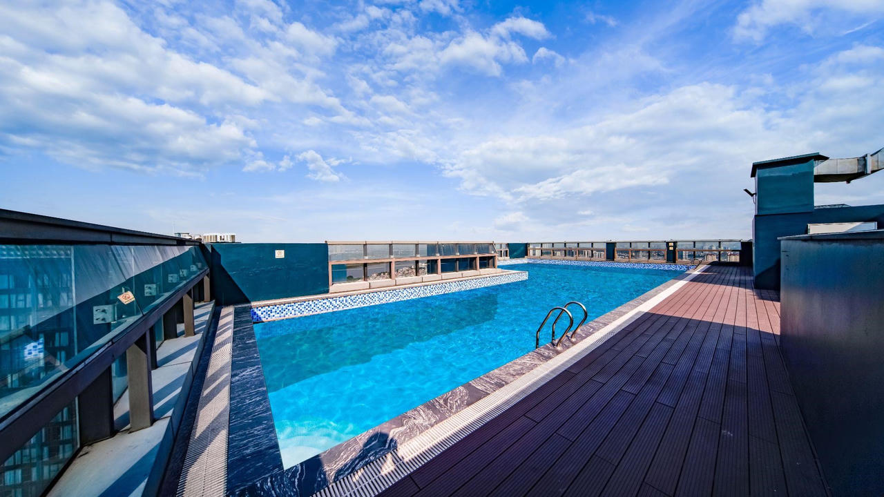 Cư dân Sunshine City vừa thư giãn tại bể bơi rooftop, vừa có thể ngắm toàn cảnh sông Hồng hay thành phố sôi động