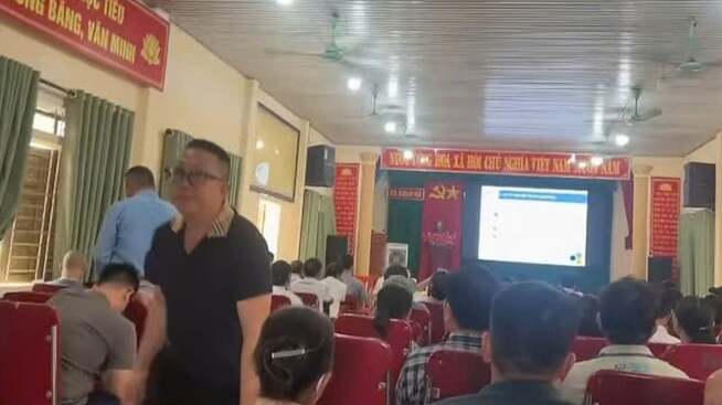 Toàn cảnh buổi đấu giá đất.