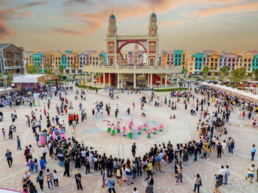 Công viên VinWonders Wave Park và WinWonders Water Park sẽ miễn phí vào cửa trong 1 năm dành cho cư dân Vinhomes Ocean Park 2-3, và tiếp tục duy trì ưu đãi trong 2 năm tiếp theo