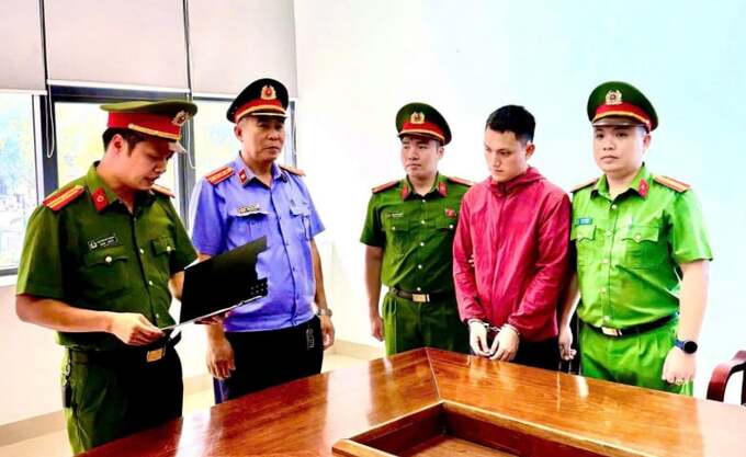 Cơ quan Cảnh sát điều tra Công an tỉnh tổng đạt quyết định bắt bị can để tạm giam đối với Lê Văn Thành (áo đỏ).