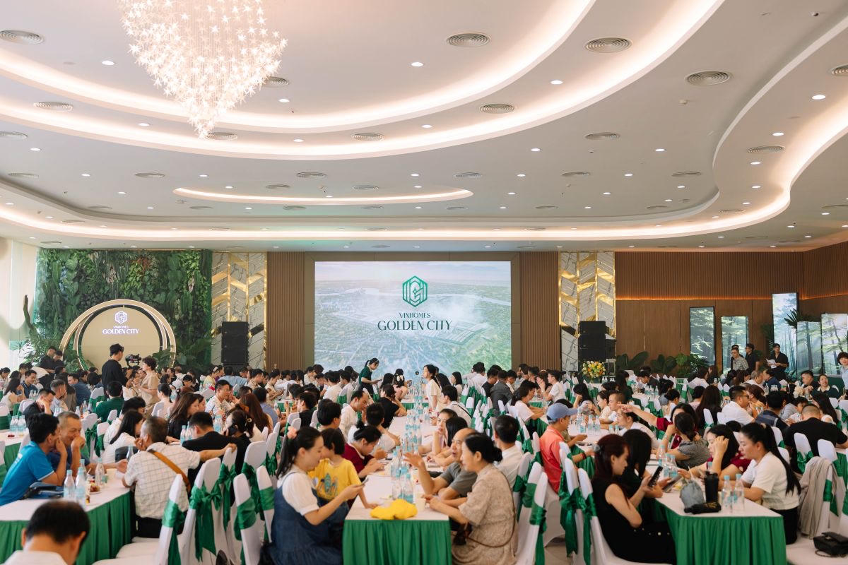 Đông đảo khách hàng đến tham gia sự kiện và trực tiếp tham quan dự án