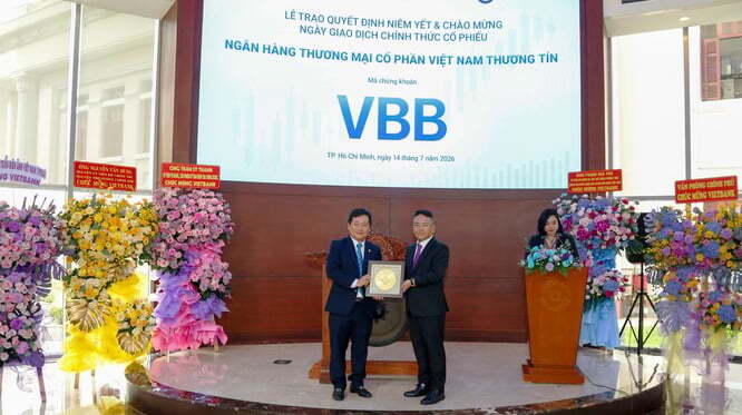 Ông Dương Nhất Nguyên – Chủ tịch HĐQT Vietbank nhận quyết định niêm yết từ ông Trịnh Sơn Hồng – Quyền Chủ tịch Sở GDCK TP.HCM.