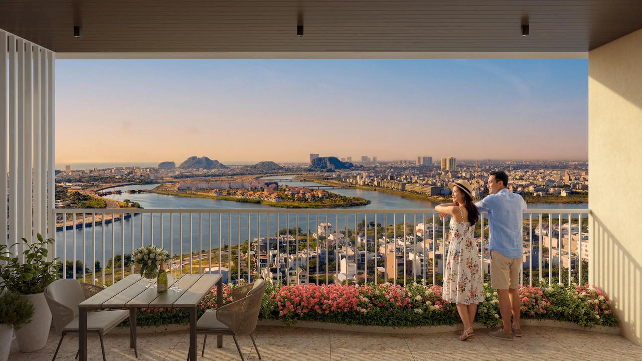 Cư dân S-Light Tower thư thái tận hưởng mỹ cảnh Đà Thành từ ban công căn hộ. Ảnh: Sun Property.