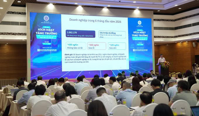 TS. Phạm Anh Tuấn, Phó Viện trưởng Viện Kinh tế Việt Nam và Thế giới tham luận tại Diễn đàn