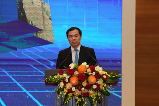 PSG.TS. Nguyễn Mạnh Hùng, Phó Giám đốc Học viện Chính trị quốc gia Hồ Chí Minh, Phó Chủ tịch Hội đồng Lý luận Trung ương phát biểu đề dẫn tại chương trình