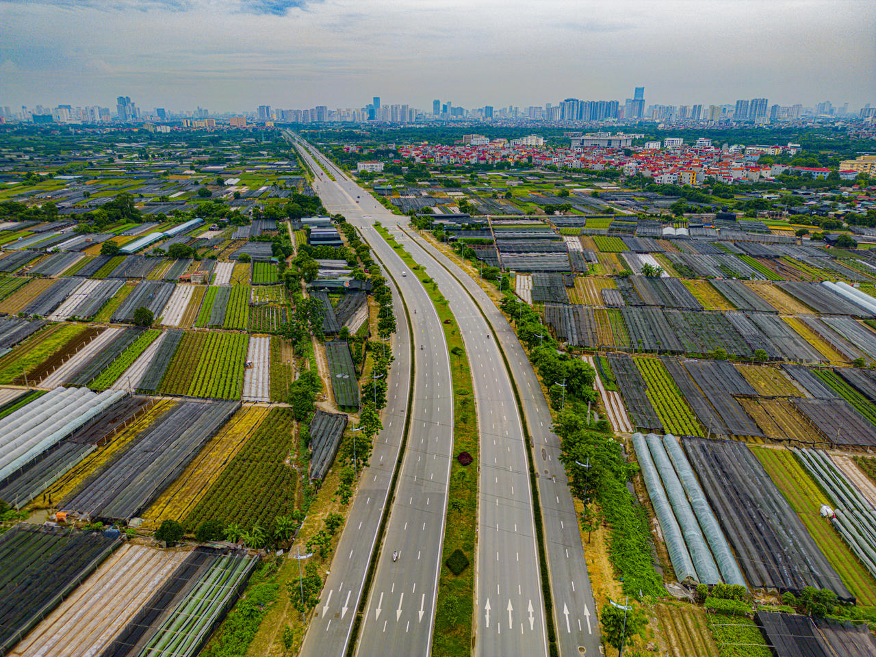 Đường trục Tây Thăng Long dài hơn 34 km, quy mô 10 làn xe, giúp rút ngắn thời gian di chuyển từ khu vực Phúc Thọ, Đan Phượng về Tây Hồ Tây chỉ còn 15-20 phút .