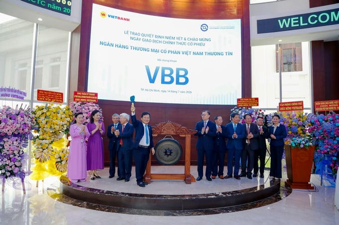 Bà Trần Thị Lâm (ngoài cùng, bên trái) tại Lễ trao quyết định niêm yết và chào mừng ngày giao dịch chính thức cổ phiếu Ngân hàng TMCP Việt Nam Thương Tín (Vietbank), mã VBB tại HOSE vào 14/7/2026.