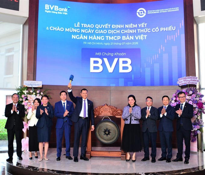 Ban Lãnh đạo Ngân hàng Nhà nước Khu vực 2, HOSE và Vietcap cùng chứng kiến nghi thức đánh cổng của BVBank.