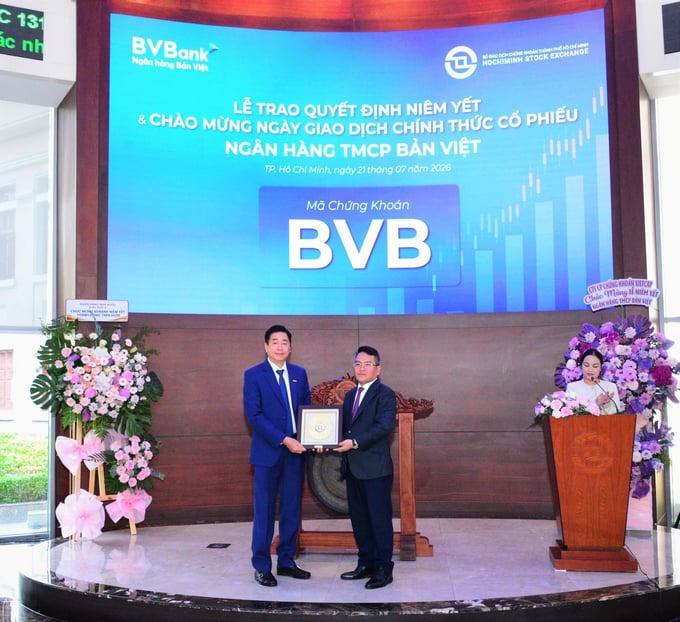 Lễ trao quyết định niêm yết và chào mừng ngày giao dịch chính thức cổ phiếu Ngân hàng TMCP Bản Việt (BVBank).