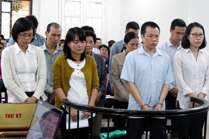 Nguyễn Hoàng Long (hàng trên, giữa) và đồng phạm trong phiên tòa năm 2016 (Ảnh: Dân trí).