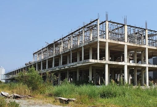 Bên trong dự án Khu đô thị Quốc tế Đa Phước còn nhiều hạng mục dang dở.
