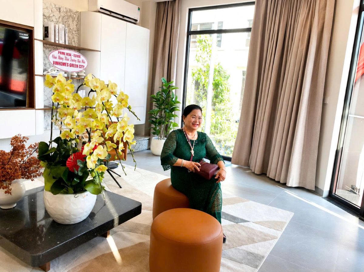Bà Dung rất hài lòng khi tham quan nhà mẫu và chờ đợi đến ngày được an cư ở tổ ấm mới tại Vinhomes Green City