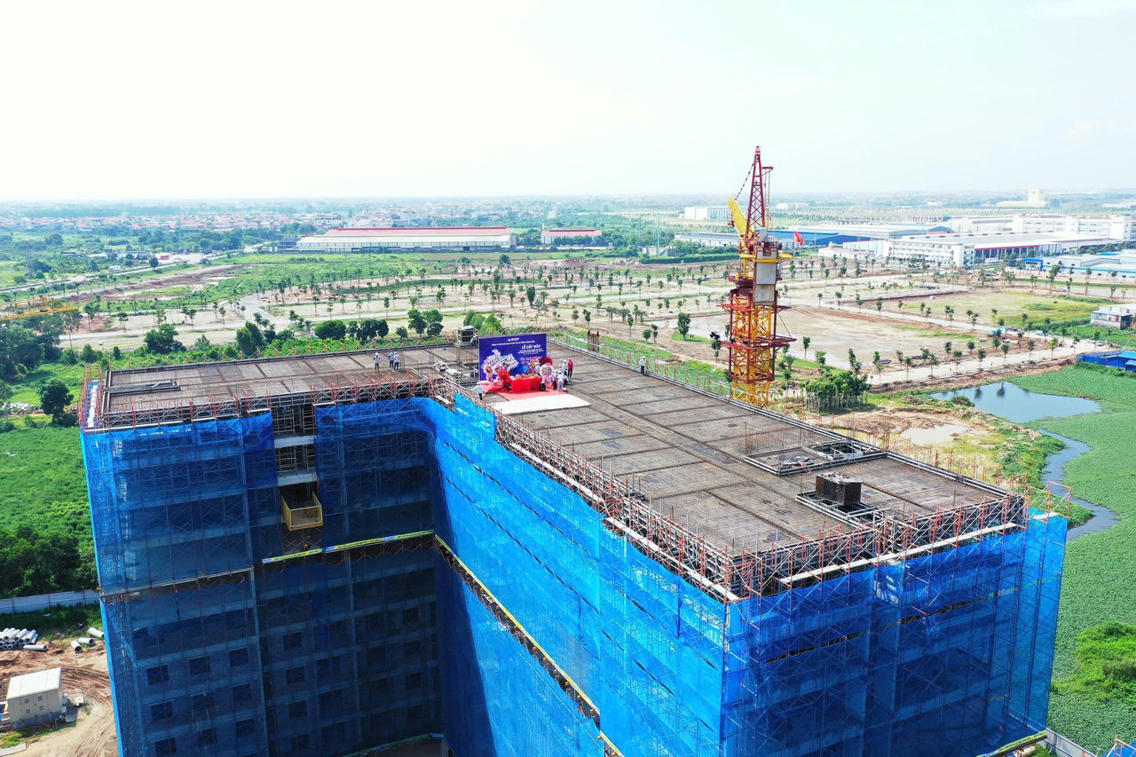 Tập đoàn Hòa Phát tổ chức lễ cất nóc công trình hơn 800 căn hộ nhà ở xã hội KCN Yên Mỹ II
