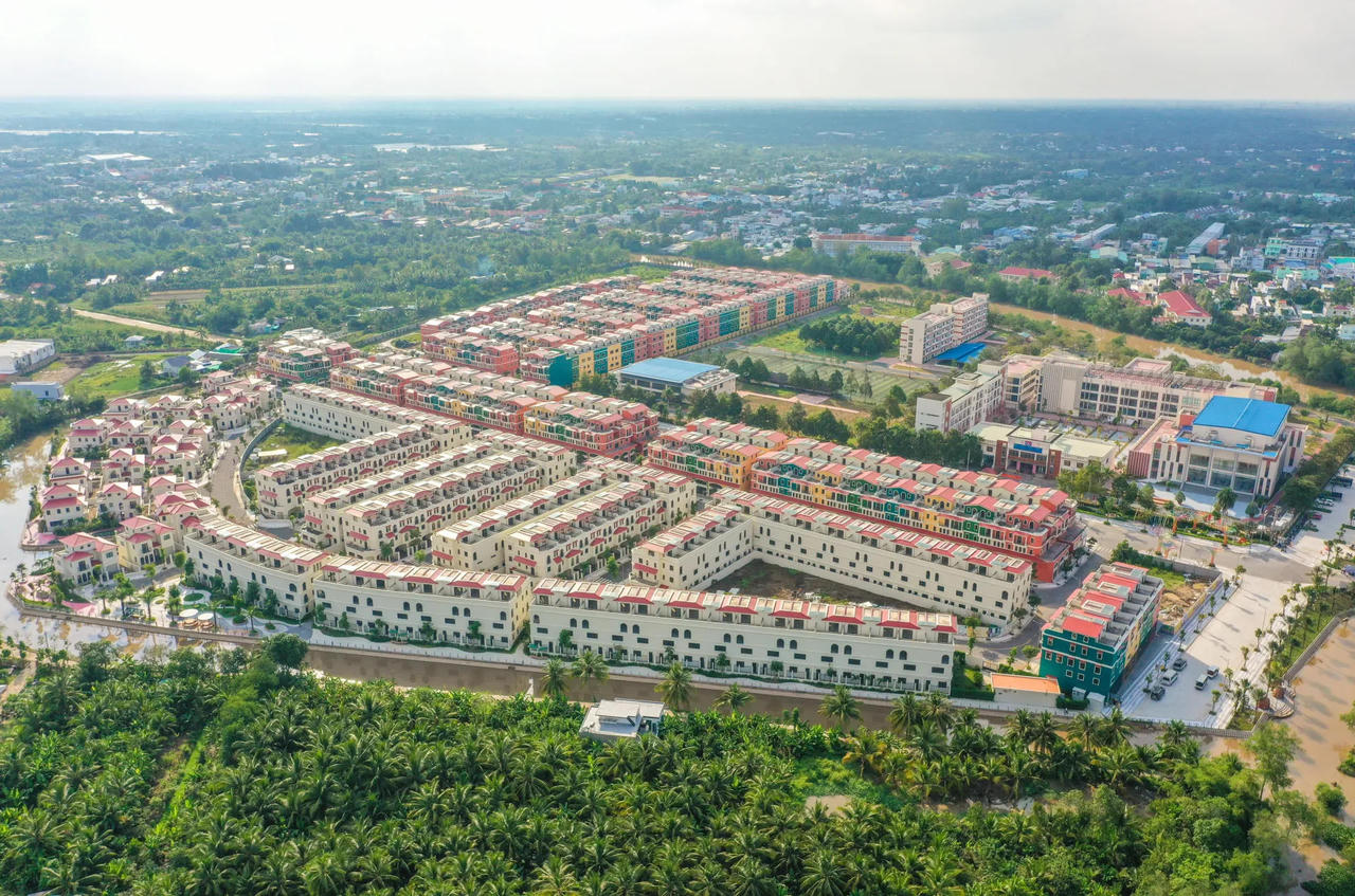 Những khu đô thị tọa lạc ở vị trí trung tâm với hệ tiện ích - dịch vụ đồng bộ sẽ góp phần nâng cao chất lượng cuộc sống của người dân địa phương.