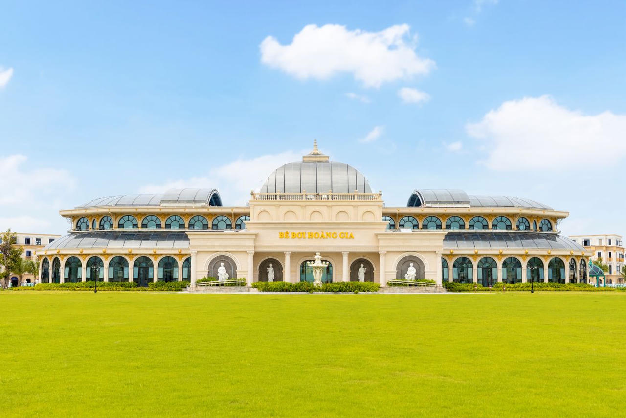 Khu Hoàng Gia sở hữu những biệt thự dát vàng, biển riêng sau nhà, bể bơi pha lê với quy mô 800m2